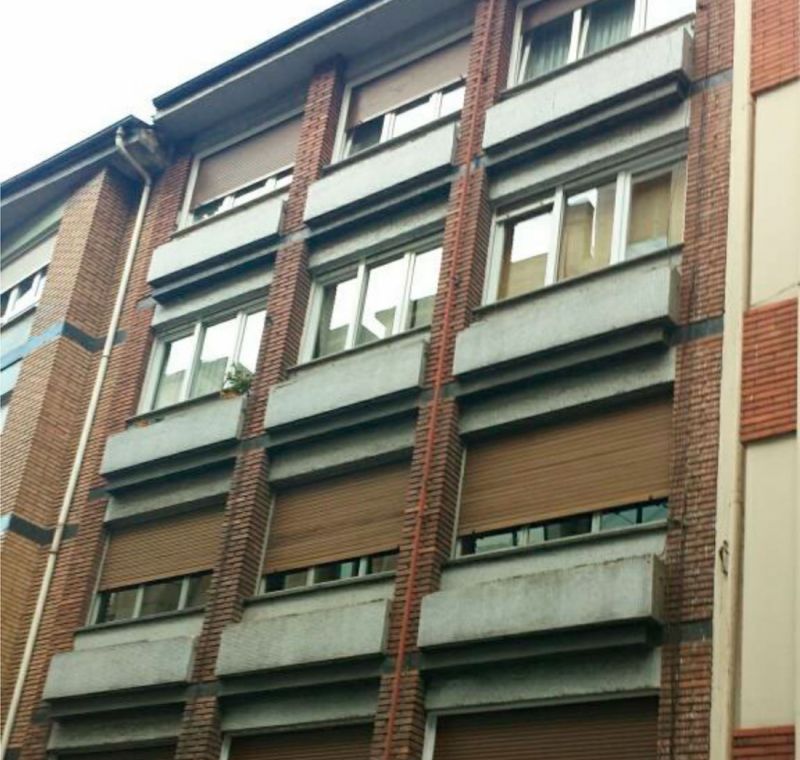 Rehabilitación de fachada delantera en C/Gascona, 18 (Oviedo)   Antes